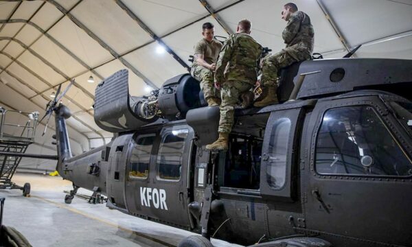 KFOR njofton se ushtarët e aviacionit amerikan po mirëmbajnë helikopterët UH-60 Black Hawk