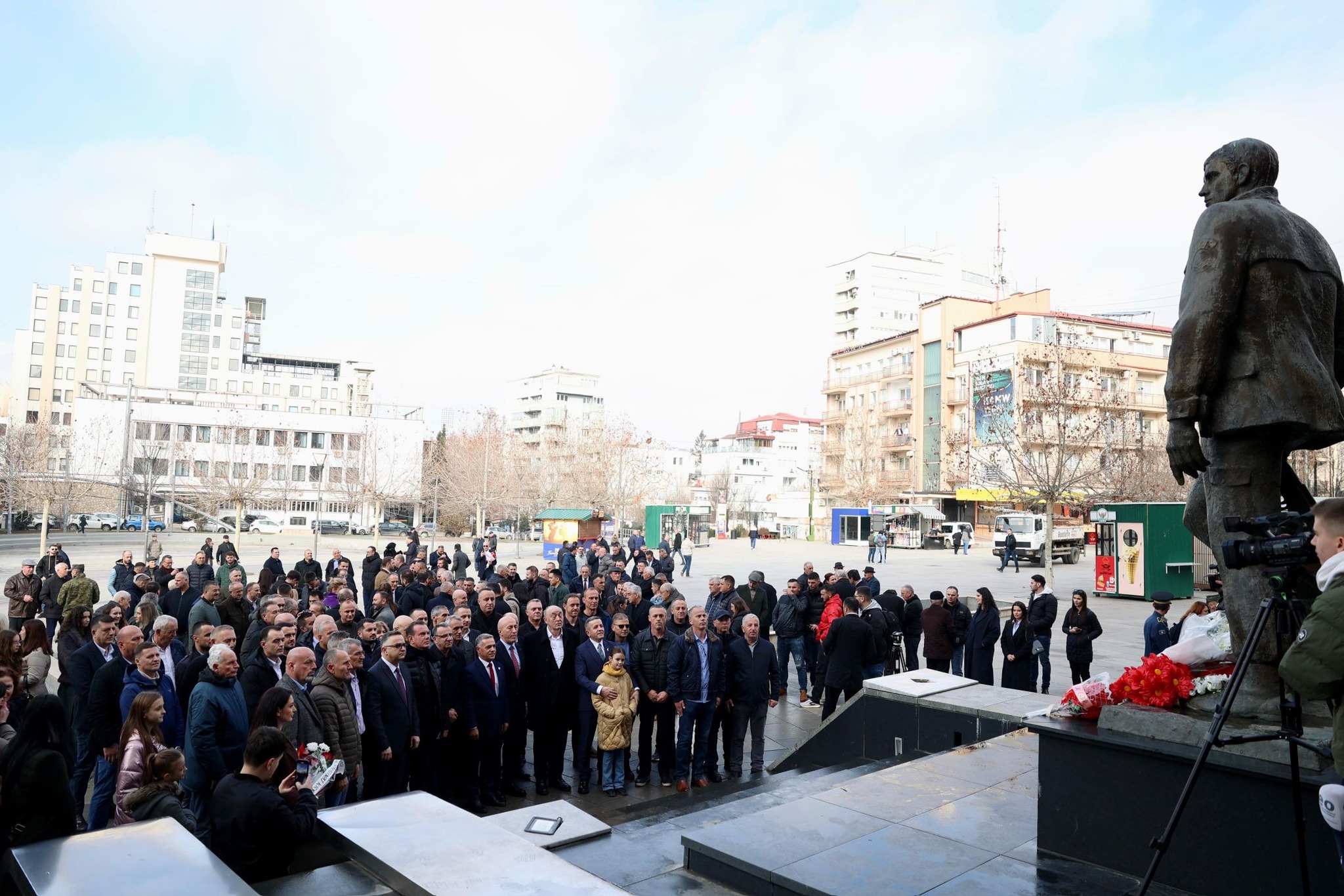 Haradinaj përkujton Zahir Pajazitin, Hakif Zejnullahun dhe Edmond Hoxhën