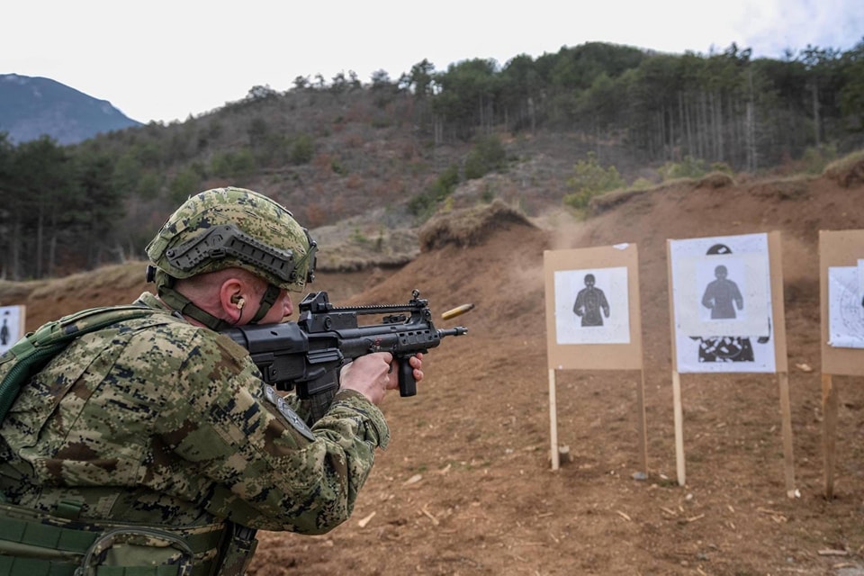 Ushtarët kroatë të KFOR-it stërviten për qitje me armë