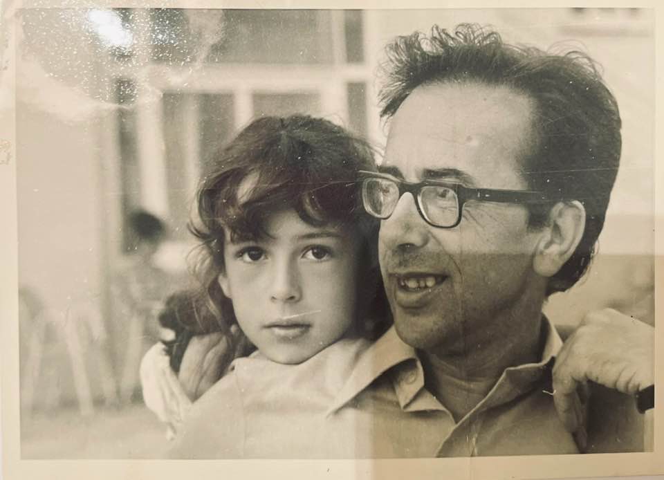 Vajza e Ismail Kadaresë publikon foton e rrallë me të atin: Herë e parë që babi ka ditëlindjen por nuk është më i kësaj bote