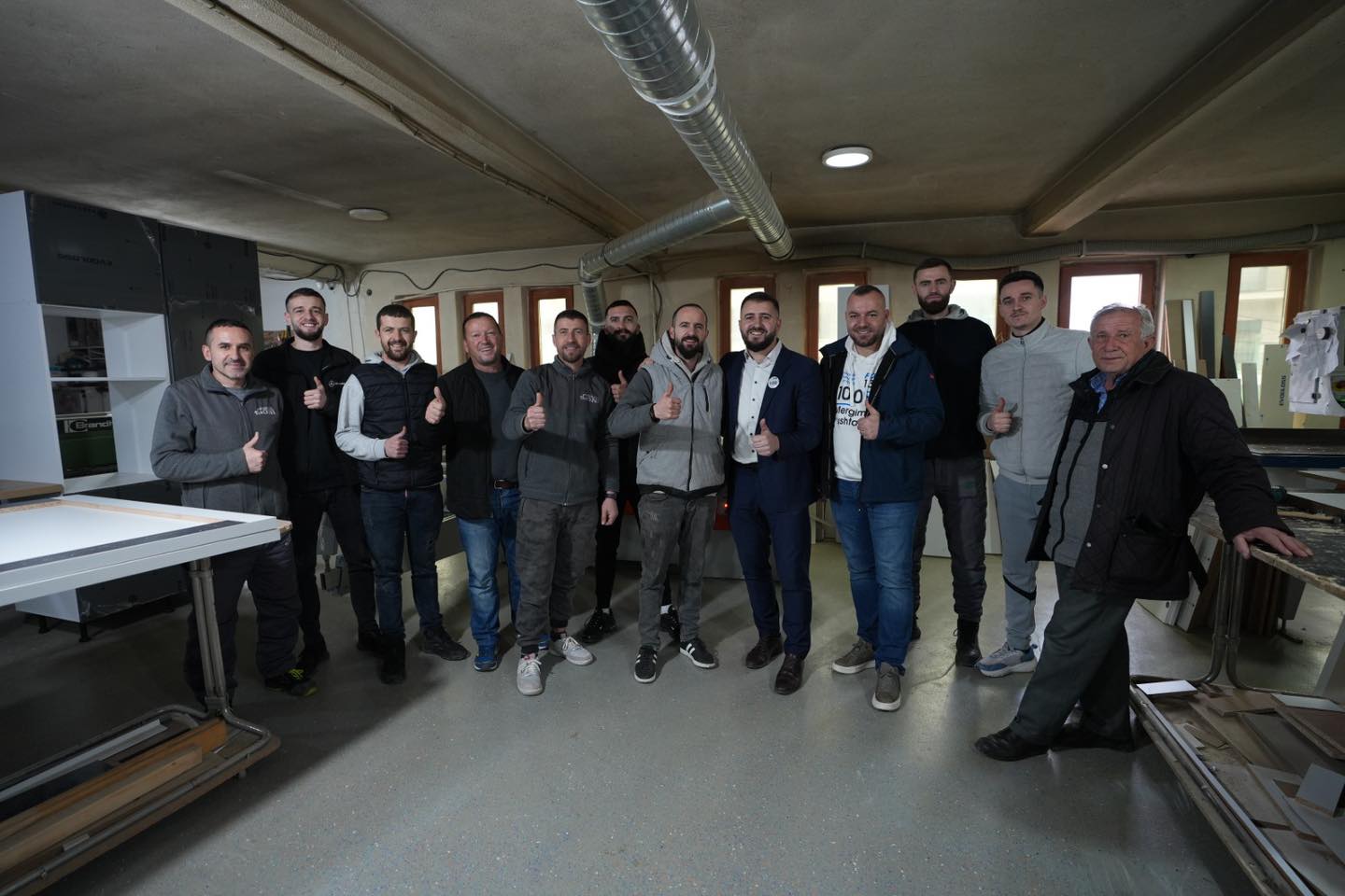 Lushtaku viziton biznese në Skenderaj dhe pret përkrahës në zyrën e tij: Të gjithë këta konfirmuan edhe një herë mbështetje të palëkundur ndaj nesh
