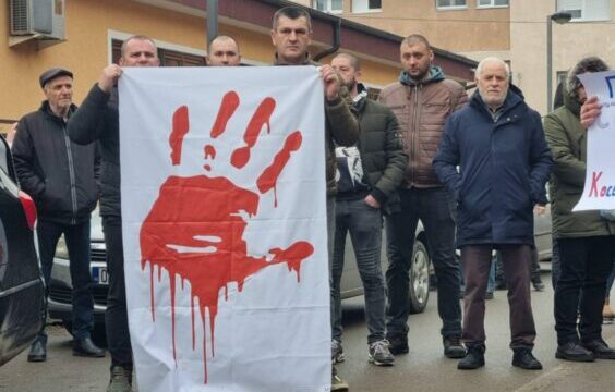 Serbët në veri protestojnë në heshtje në mbështetje të studentëve që po protestojnë në Serbi