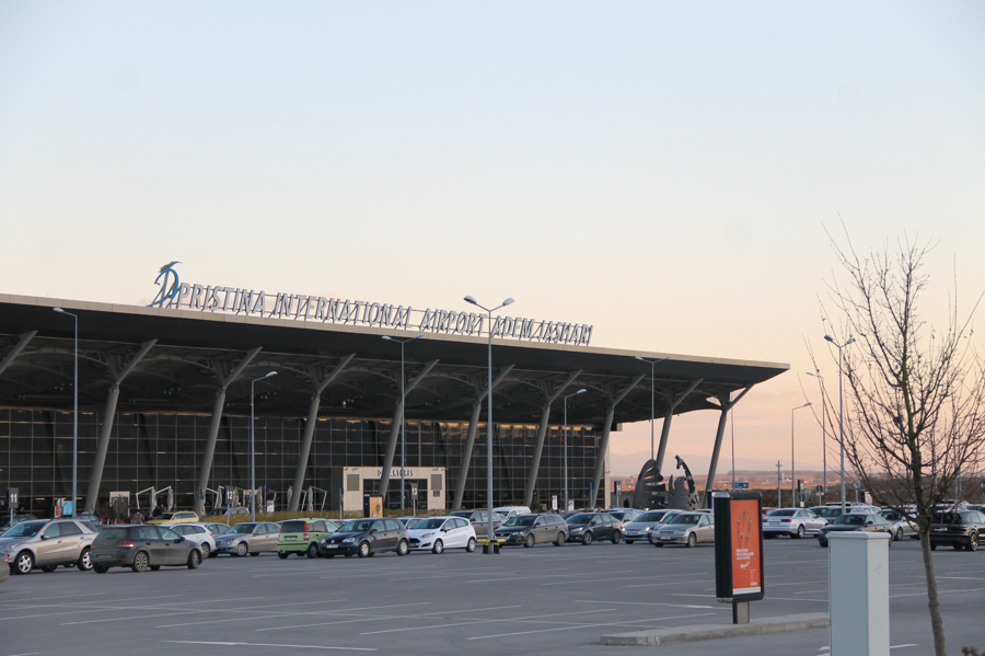 Çifti me shtetësi të huaj dyshohet se prezantoi leje qëndrim të falsifikuar në aeroport, burri dërgohet në mbajtje