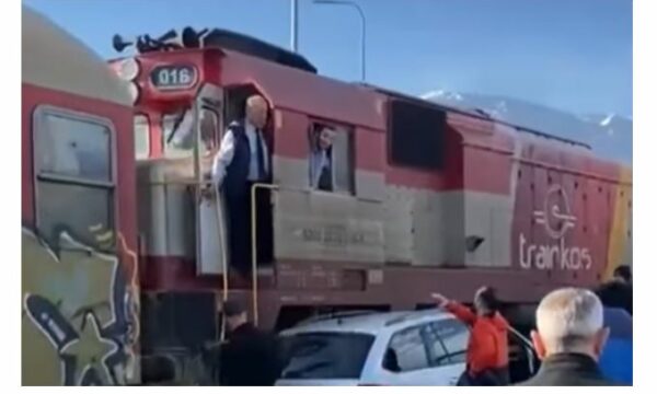 Treni godet një veturë në hyrje të Pejës, nuk ka persona të lënduar