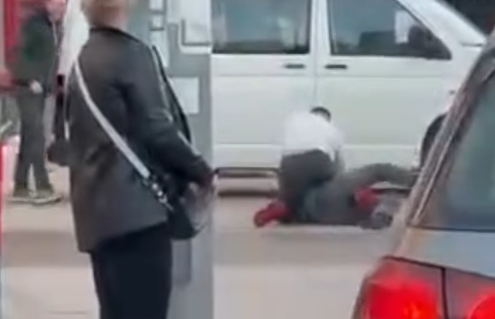 “Ti po m’shan mu a”, Përplasen mes vete dy persona në Dardani, Prishtinë (VIDEO)