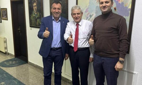 Ali Ahmeti, Faton Ahmeti dhe Blerim Bexheti tregojnë gishtin e “LIKE”. A paralajmërojnë mbështetje për PDK-në në këto zgjedhje?!