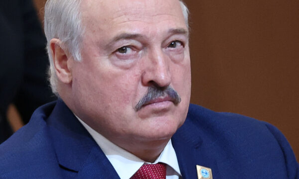 Politico: Lukashenko përdor emigrantët si armë kundër BE-së