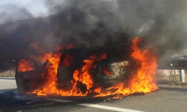 Përfshihet nga zjarri një vetuë me targa të huaja në veri të Mitrovicës, ishte pronë e një kosovari