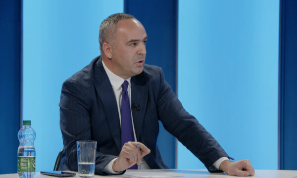 Manaj akuzon Qeverinë: Ndërhyrje flagrante në gjykata për ta bllokuar punën në shehin “Xhorxh Bush”