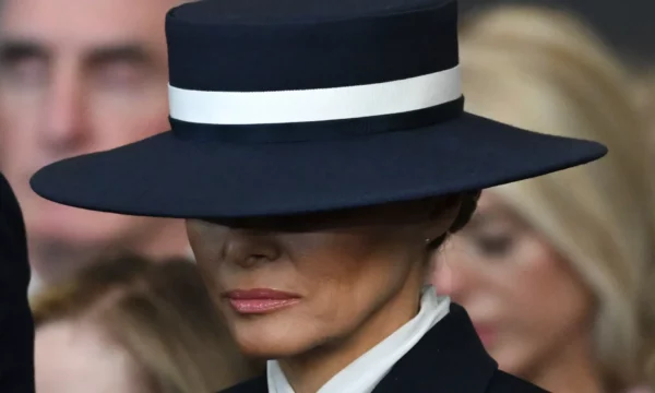 Stilisti i kapelës së Melania Trump zbulon mesazhin e fuqishëm që përçon