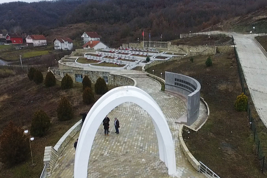 Masakra që bindi botën, Serbia vazhdon të mohojë gjenocidin që kreu në Reçak