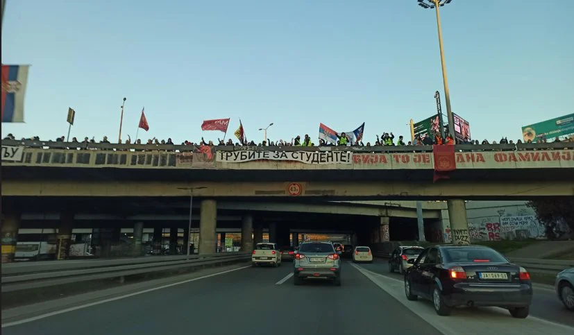 Protestat në Serbi, disa studentë sulmohen me shkopinj bejsbolli