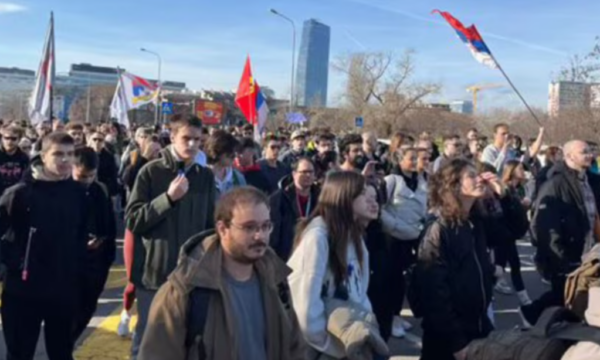 Studentët serbë kanë vazhduar protestat, sot marshuan drejt Novi Sadit