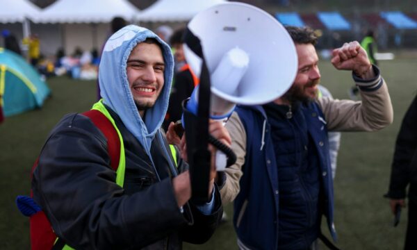 Studentët protestues serbë vazhdojnë marshin drejt Novi Sadit