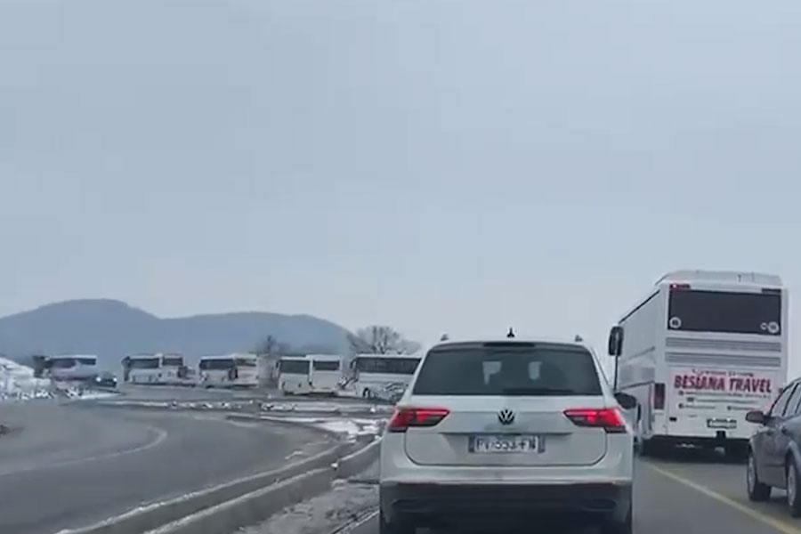 Pronarët e autobusëve në grevë në linjën Besianë-Prishtinë, udhëtarët mbesin në rrugë