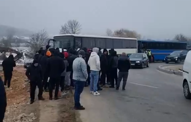 Qytetarët bllokojnë autobusët në Lluzhan të Podujevës