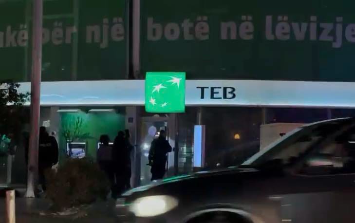 PAMJE/ Alarm në bankën TEB, tentohet të thyhet në orët e vona – Në vend të ngjarjes edhe policia