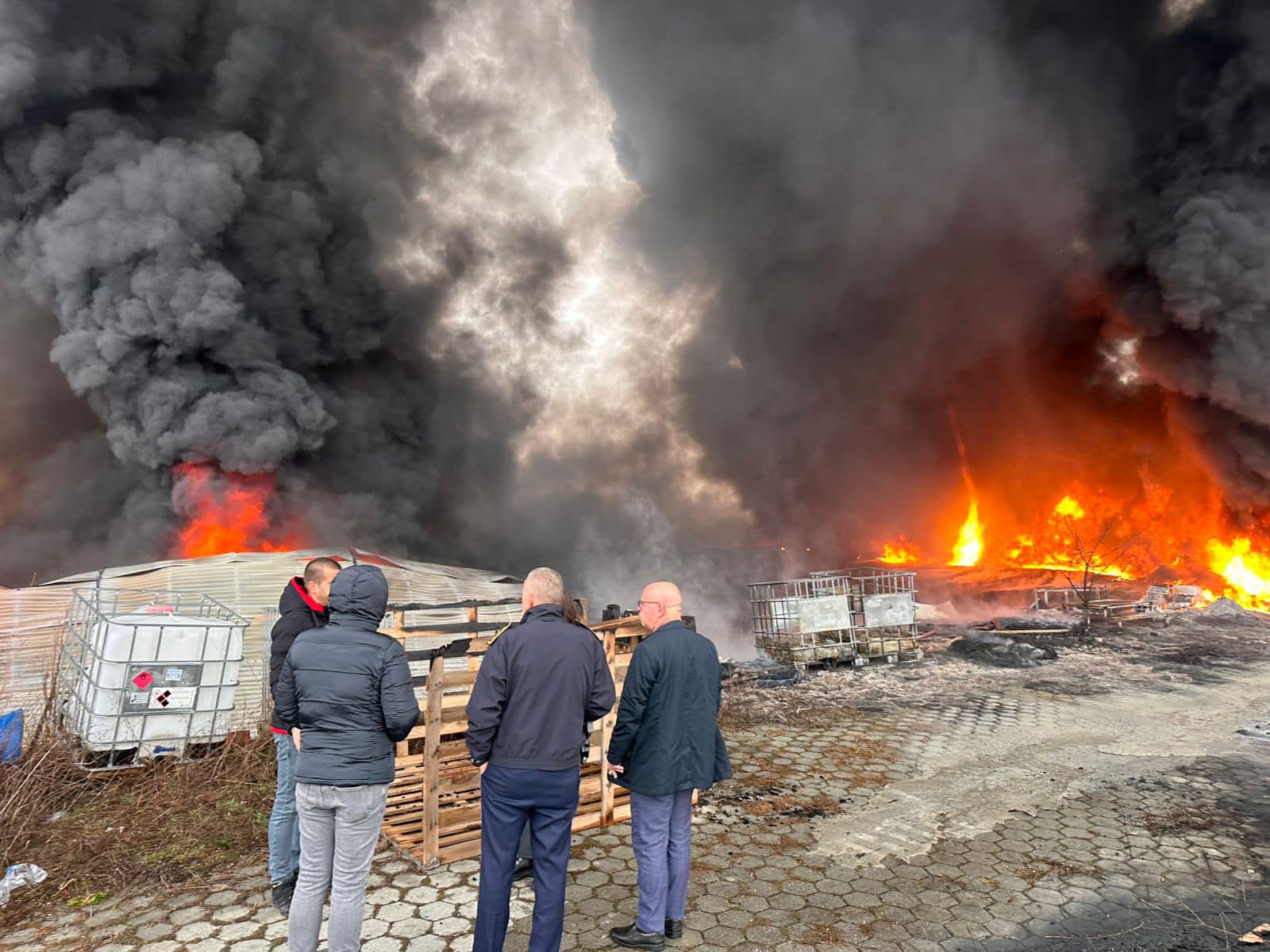 Digjet një fabrikë në Rahovec, raportohet për dëme të mëdha