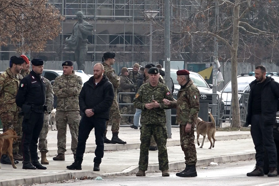 Komandanti i KFOR’it viziton Mitrovicën, qëndron mbi urën e Ibrit