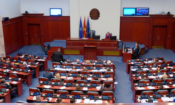 Ndryshimet kushtetuese/ Pyetjet e deputetëve për gjuhën shqipe, arsimin dhe shëndetësinë