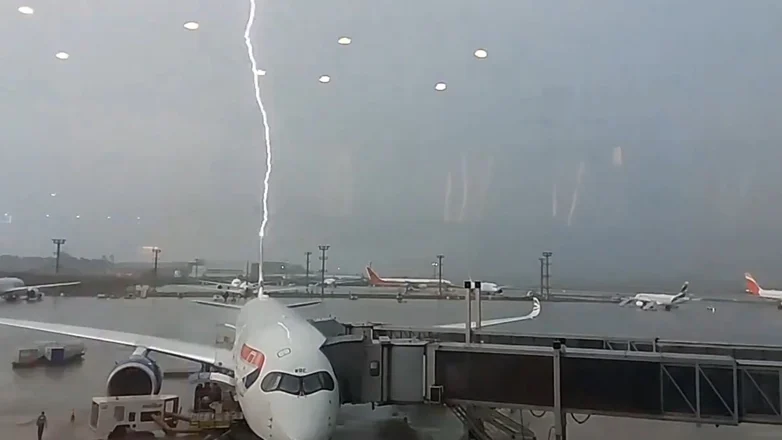 Pamje e frikshme, rrufeja godet avionin në aeroport