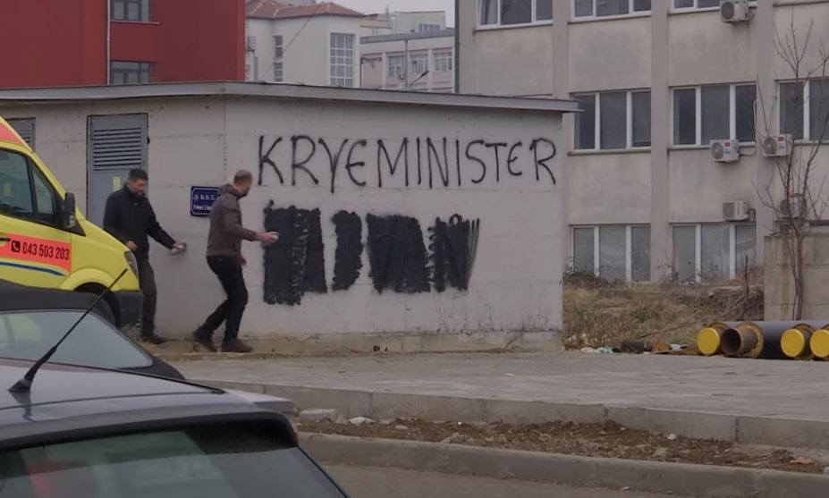 Mobilizim për ta zhdukur grafitin “kryeministër hajvan”, ngjyroset me të zezë fjala që Kurti e solli në diskurs