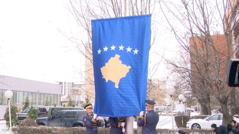 Skandal i protokollit: Flamuri i Kosovës vendoset mbrapsht në ceremoninë para Qeverisë e Kuvendit