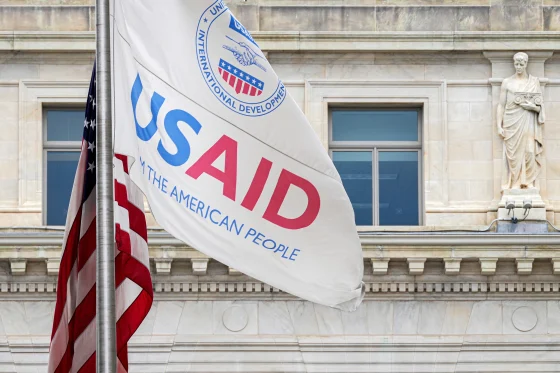 Emri i USAID-it largohet nga selia në Uashington pas urdhrit të Trumpit