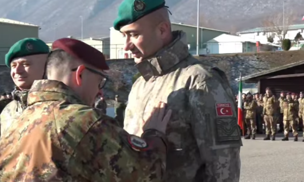 KFOR’i nderon ushtarët turq për ‘‘kontributin e tyre të rëndësishëm’’ për një mjedis të sigurt