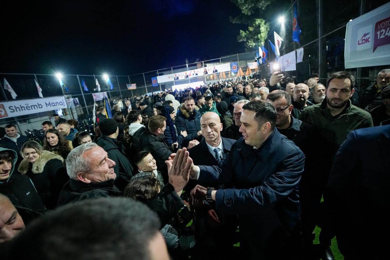 Në ora 21:30 dhe temperaturë zero gradë Abdixhiku pritet në Vrellë nga shumë njerëz: Po shkojmë për fitore