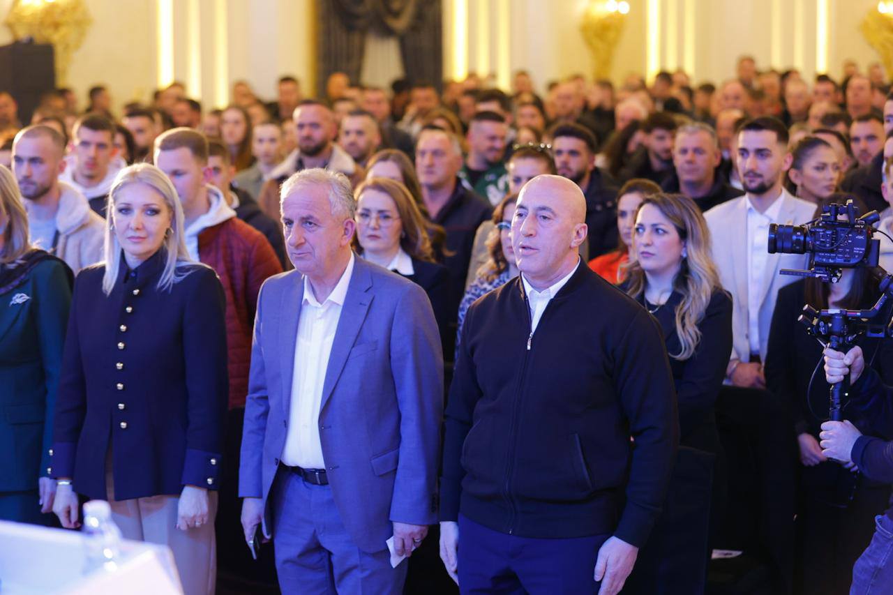 AAK: Haradinaj tubim madhështor me rini – “grante pa kthim për biznese dhe bursa për të gjithë studentët”