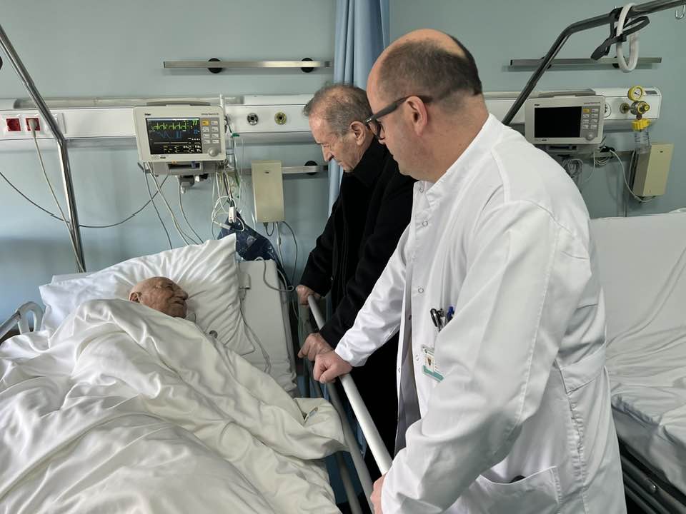 Ish-komandanti suprem i UÇK-së, Azem Syla dhe gjenerali Hamzë Morina shkojnë për vizitë tek babai i Hashim Thaçit