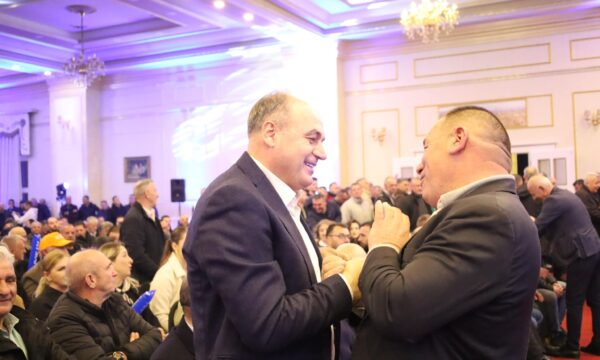 Enver Hoxhaj publikon momentet nga fushata, falënderon mbështetësit