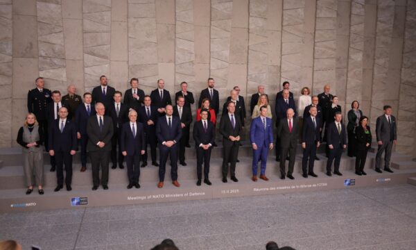 Takimi i NATO’s me Sekretarin e Trump aty, Ministri shqiptar i Mbrojtjes u kërkon aleatëve vigjilencë për Kosovën