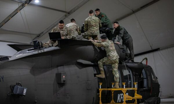 Ushtarët amerikanë dhe ata shqiptarë të KFOR-it punojnë bashkë në mirëmbajtjen e helikopterëve Blackhawk