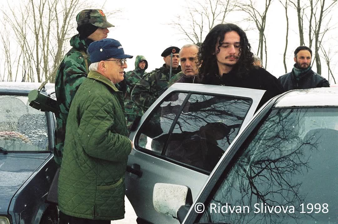 LVV publikon një foto ku shihen Kurti dhe ushtarë të UÇK-së, Demaçi e merrte me vete për t’i vizituar zonat operative