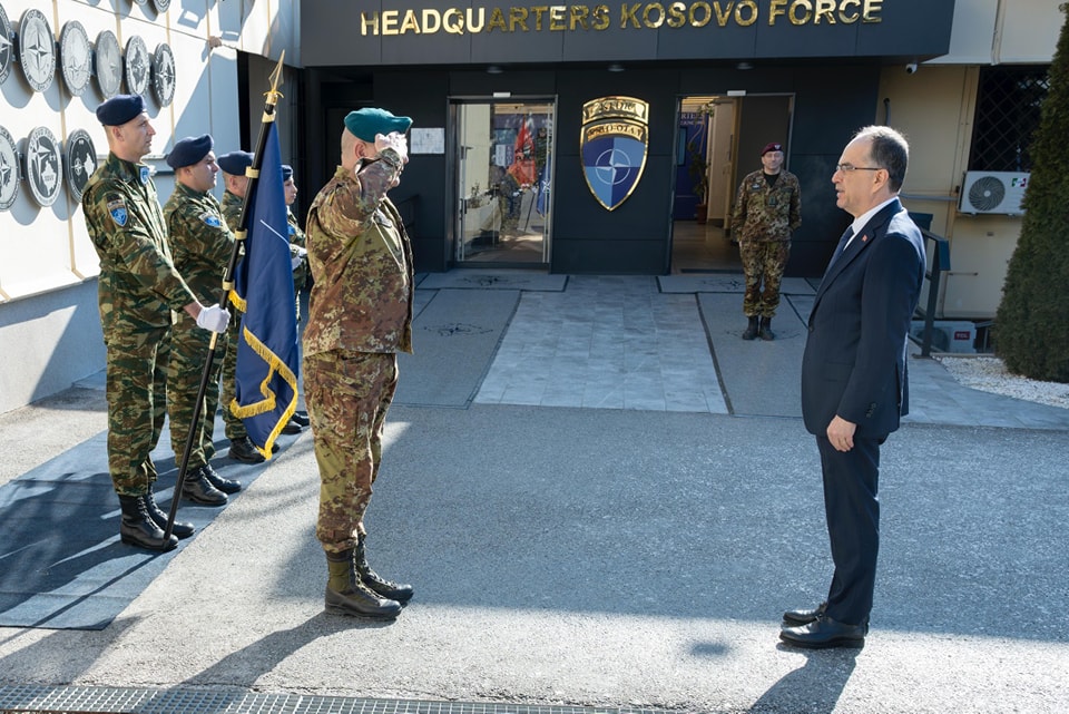 Begaj shkon në KFOR, pritet nga Barduani