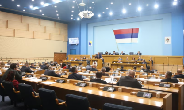 Kuvendi i Republikës Sërpska miraton ligje që ndalojnë punën e institucioneve shtetërore të Bosnjës brenda entitetit