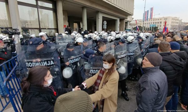 DW: Protestat e studentëve vazhdojnë në Serbi, autoritetet blejnë kohë