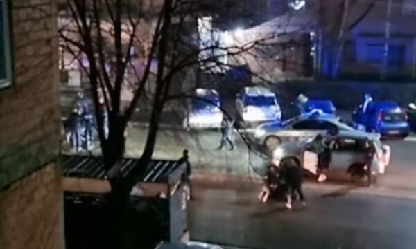 Pamje nga arrestimi i mbrëmshëm i gjashtë personave që sulmuan policinë
