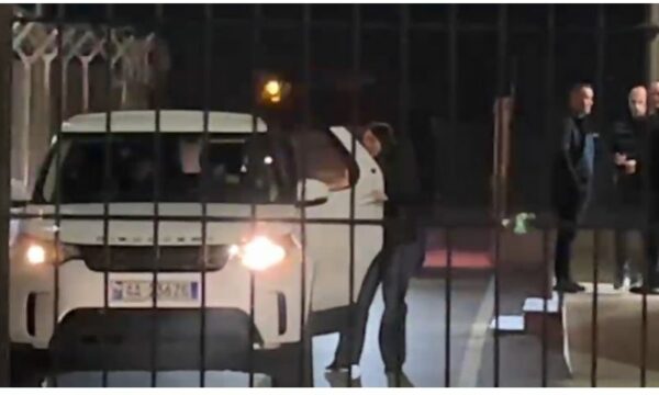 Po hetohen për pastrim parash e fsheh pasurie, gruaja e Erion Veliajt ndalohet nga policia në aeroport