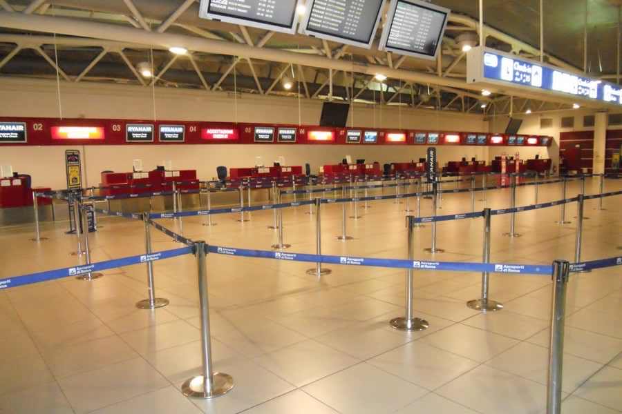 Zjarr në aeroportin italian, pezullohen fluturimet