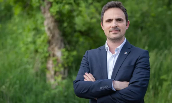 Politikani kosovar që vepron në Zvicër: Deklarata e Grenell të merret seriozisht, të lihen anash ideologjia e fanatizmi fetar socialist