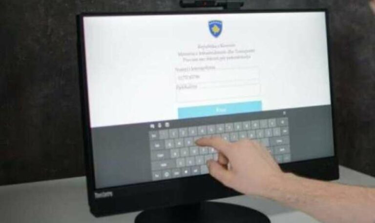 Një kandidat për patentë shofer kapet duke përdorur pajisje elektronike, një tjetër ndalohet pasi pranoi para për t’i ndihmuar