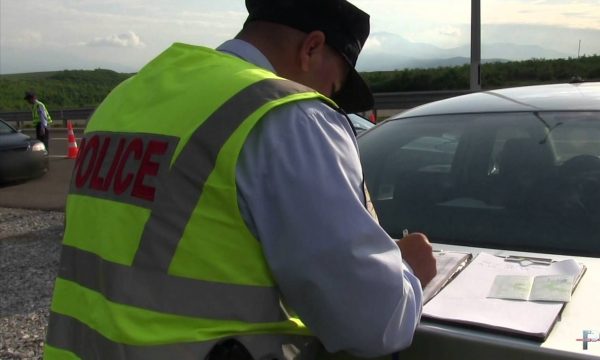 Mbi 2 mijë e 300 tiketa trafiku shqiptoi policia për 24 orë