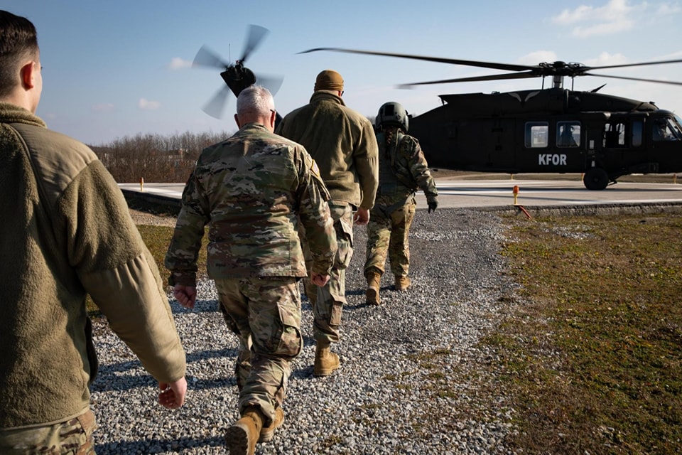 Ushtarët amerikanë nga ajri patrullojnë kufirin Kosovë-Serbi