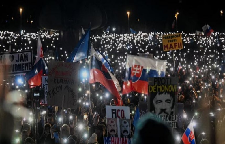 Mijëra protestues kërkojnë dorëheqjen e kryeministrit sllovak