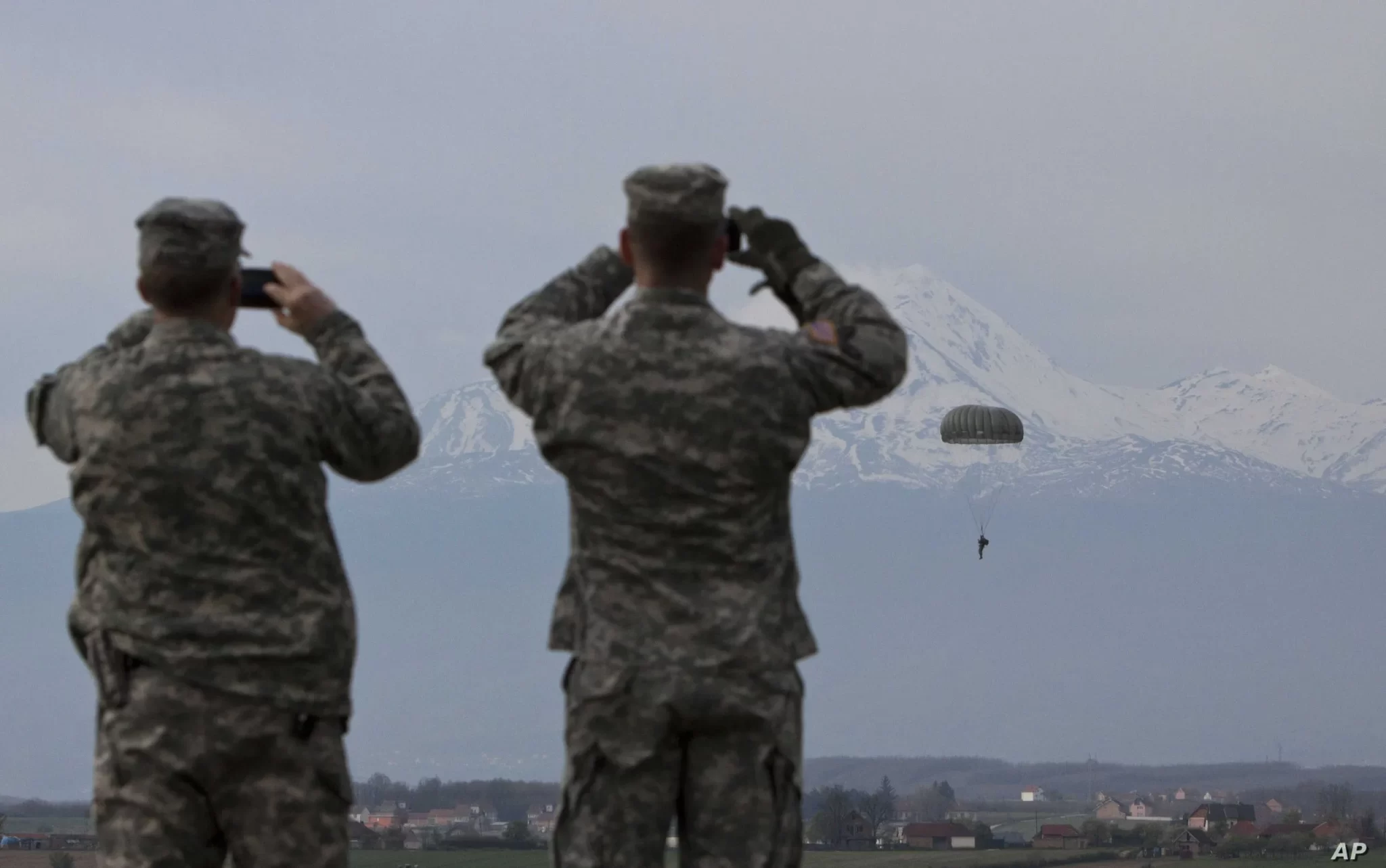 Raportimi i mediumit gjerman për përgatitjen e Italisë për skenarin e largimit të trupave amerikanë nga Kosova, reagon KFOR’i