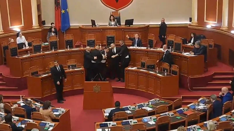 VIDEO/ “Merre këtë Sali se është i çmendur”, Flamur Noka godet me shishe Ballën! Spiropali e përjashton nga seanca