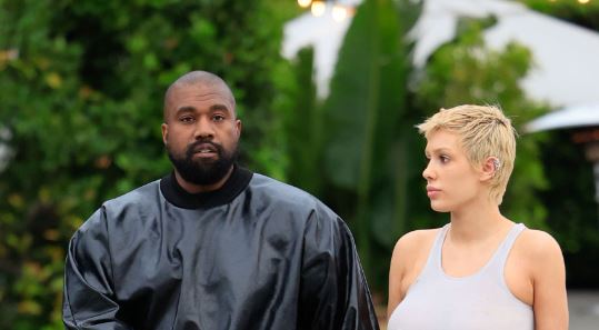 Paraqitja e Bianca Censori dhe Kanye West në tapetin e kuq merr kritika, bëhet thirrje për arrestim